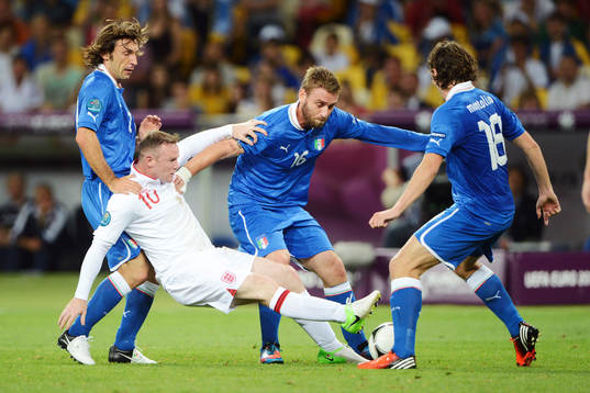 Wayne Rooney, England och Daniele De Rossi, Italien