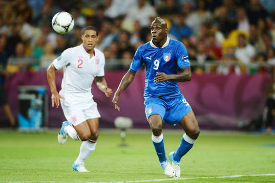 Glen Johnson, England och Mario Balotelli, Italien
