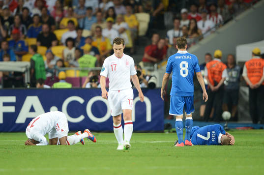 Ashley Young, England och Ignazio Abate, Italien, krockade