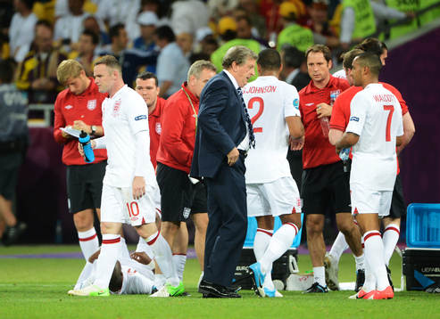 Roy Hodgson, förbundskapten, England, med spelare i halvtid