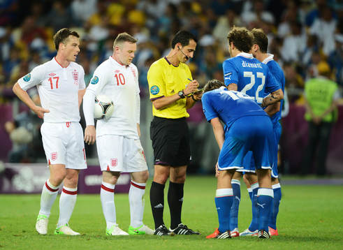 Pedro Proenca, domare, ger Andrea Barzagli, gult kort,