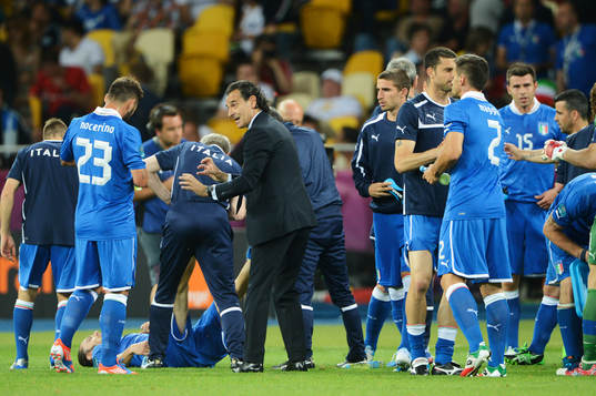 Cesare Prandelli, förbundskapten, Italien, pratar med