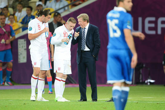 Roy Hodgson, förbundskapten, England pratar med Andy