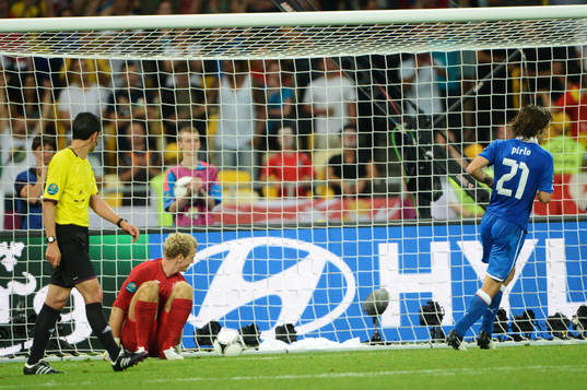 Andrea Pirlo, Italien, chippar in straffen till höger om