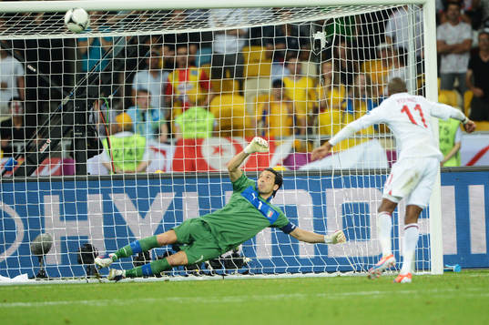 Ashley Young, England, skjuter bollen i ribban. Gianluigi,