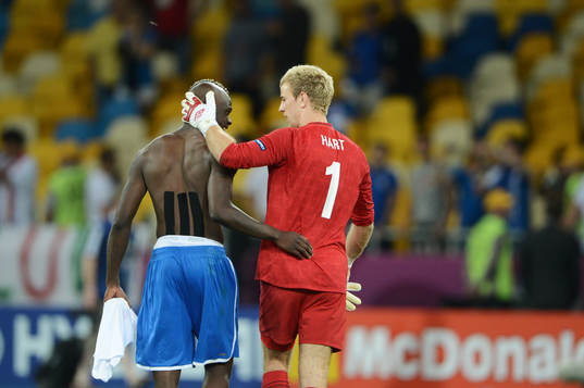 Mario Balotelli, Italien, tackar Joe Hart, målvakt,