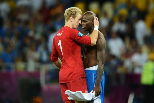 Mario Balotelli, Italien, tackar Joe Hart, målvakt,