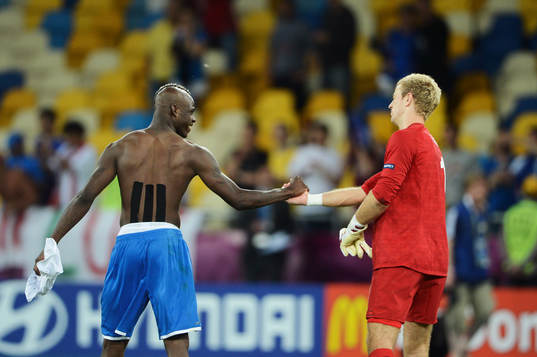 Mario Balotelli, Italien, tar Joe Hart, målvaktm England,