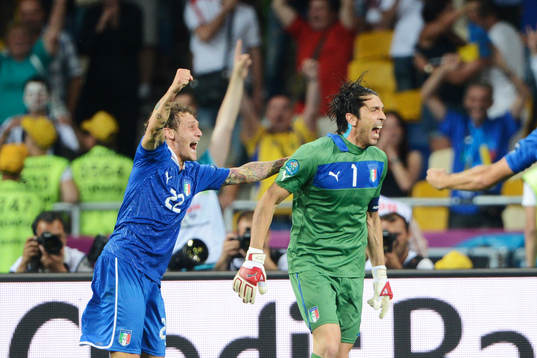 Alessandro Diamanti och Gianluigi Buffon, målvakt,