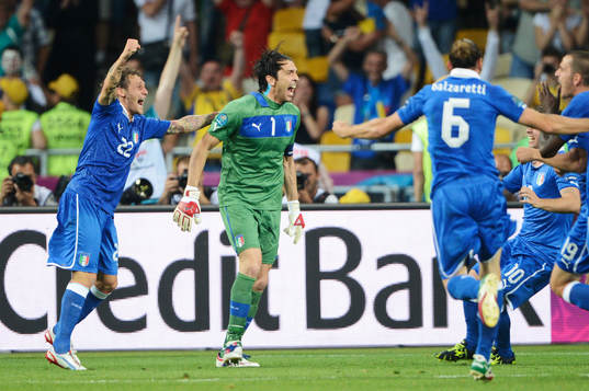 Alessandro Diamanti och Gianluigi Buffon, målvakt,