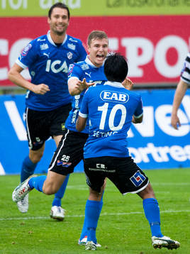 0-1 Rickard Magyar, Halmstad, jubel med 1-2 skytten Antonio