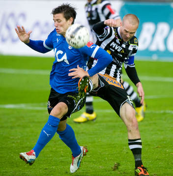 Fredrik Stenbäck, Landskrona, försöker stoppa Kristinn