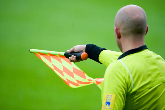 Assisterande domare vinkar för offside offside
