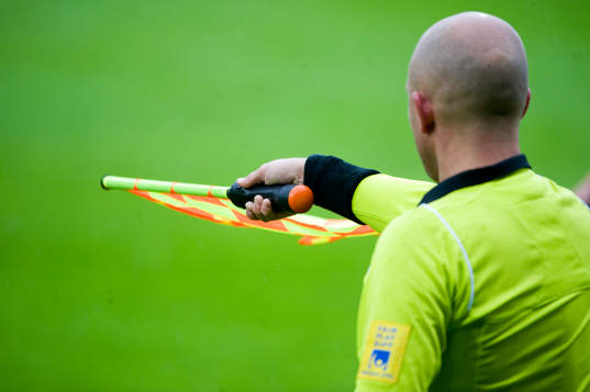 Assisterande domare vinkar för offside offside