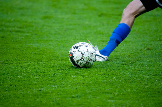 Fot, boll, fotboll, gräsmatta, fotbollsstrumpor
