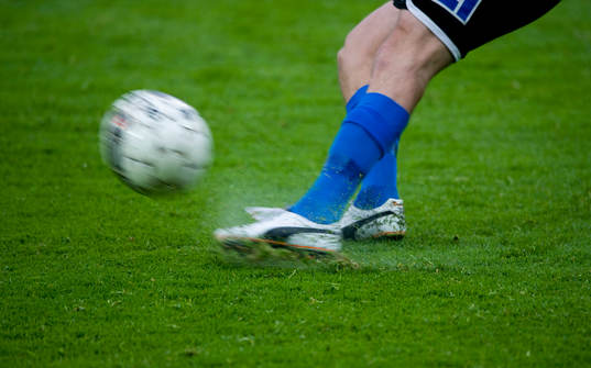 Fot, boll, fotboll, gräsmatta, fotbollsstrumpor,