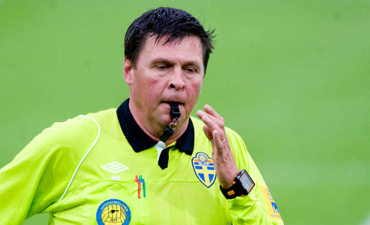 Antti Kanerva, domare, visselpipa i mun, pipa