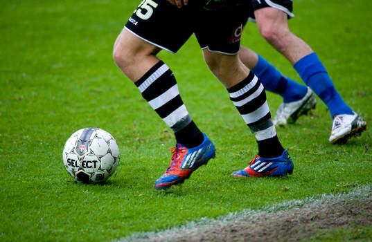 Fot, fötter, boll, fotboll, gräs, fotbollsskor,