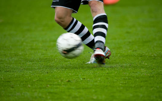 Fot, boll, fotboll, gräs, fotbollsskor, fotbollsstrumpor,