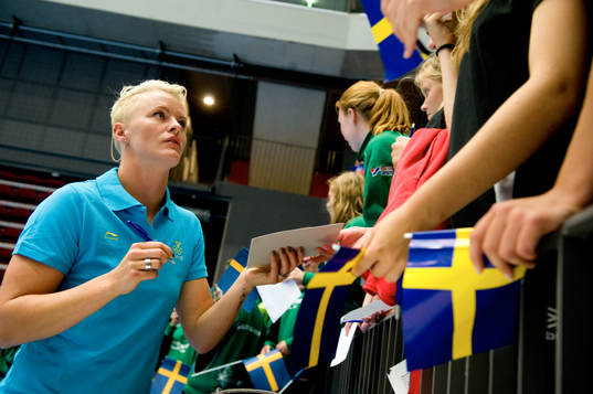 Nilla Fischer, Sverige skriver autografer