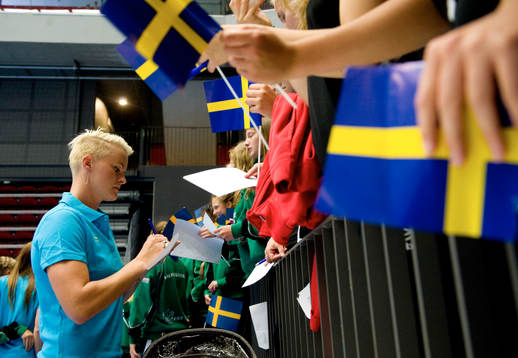 Nilla Fischer, Sverige skriver autografer