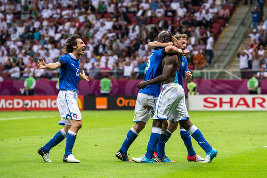 Andrea Pirlo, Italien, jubel med Mario Balotelli