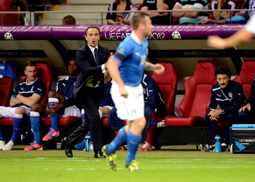 Cesare Prandelli, förbundskapten, Italien, manar på sina