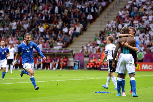 Daniele De Rossi, Italien, jubel mot Mario Balotelli som