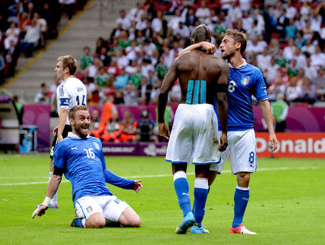 Daniele De Rossi, Italien, jubel mot Mario Balotelli och