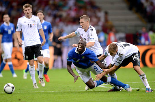 MArio Balotelli, Italien faller