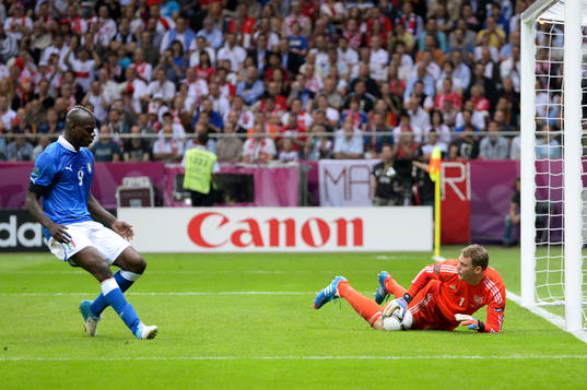 Mario Balotelli, Italien och Manuel Neuer, målvakt,