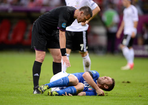 Stephane Lannoy, domare tittar till Antonio Cassano, Italien