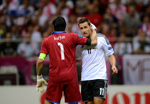 Miroslav KLose, Tyskland klappas om av Gianluigi Buffon,