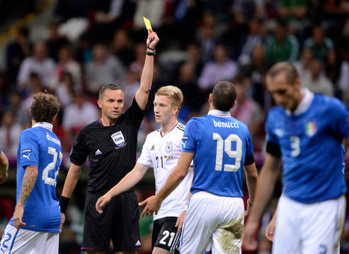 Stephane Lannoy, domare, gult kort till Leonardo Bonucci,