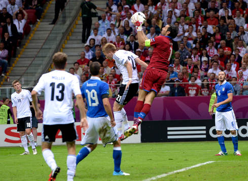 Gianluigi Buffon, målvakt, Italien, gör en räddning