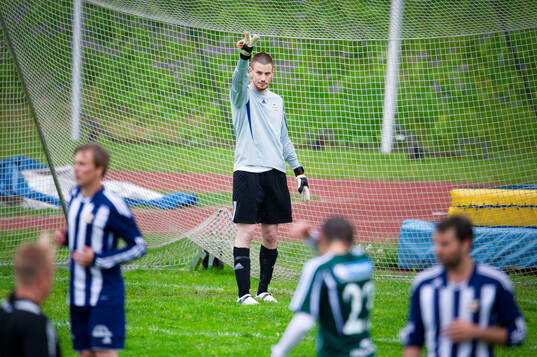 Martin Jutman, målvakt Kovland, dirigerar sin frisparksmur