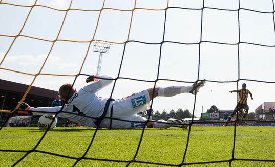 Oscar Berglund, målvakt, GIF Sundsvall, räddar straff