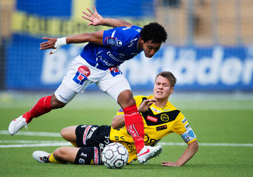 Bruno Manoel Marinho, Åtvidaberg, tar sig förbi Viktor