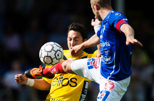 Stefan Ishizaki, Elfsborg, utmanas av Daniel Hallingström,