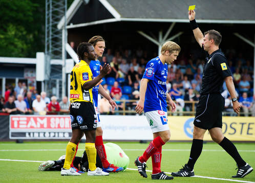 Amadou Jawo, Elfsborg, får ett gult kort av Daniel