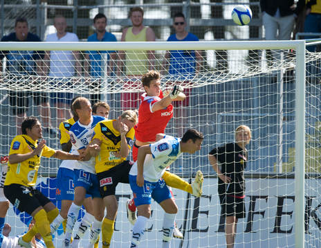 David Nilsson, målvakt, Norrköping, boxar undan bollen