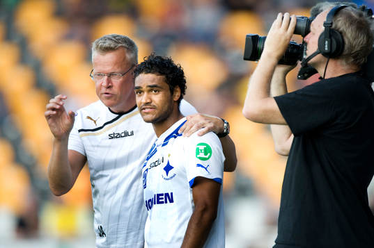 Jan Andersson, tränare, ger order till inhopparen Nikola