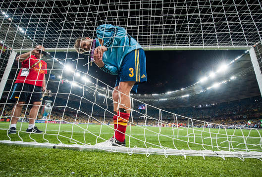 Gerard Pique, Spanien, klipper ut en bit av nätet i