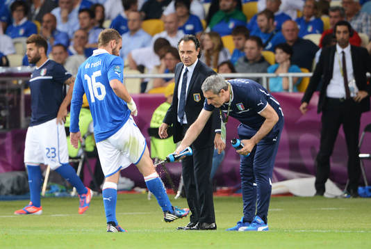 Daniele de Rossi, Italien, får knäet avspolat