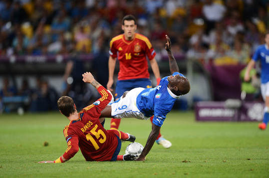 Sergio Ramos, Spanien, tacklar Mario Balotelli, Italien
