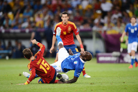 Sergio Ramos, Spanien, tacklar Mario Balotelli, Italien