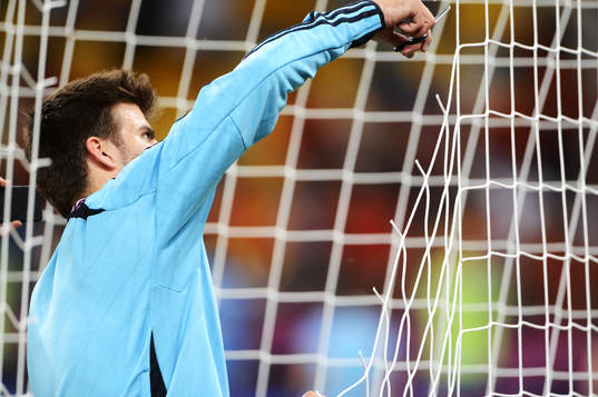Gerard Pique, Spanien, klipper ut en bit av nätet i