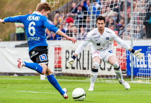 Johan Blomberg, Halmstad, laddar för skott mot Stojan
