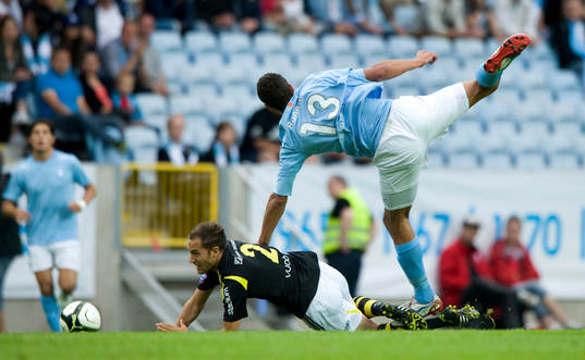 Mathias Ranegie, Malmö, trycker ner Niklas Backman, AIK