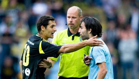 Bråk, domare Martin Hansson medlar mellan Celso Borges,